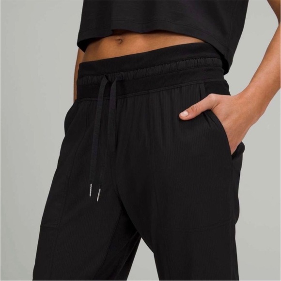 Lululemon Dance Studio Crop *25"
Black Unlined Lounge Pants Joggers Size 6 - Picture 3 of 16